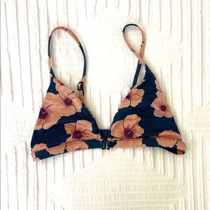 Acacia Hibiscus top. Size large